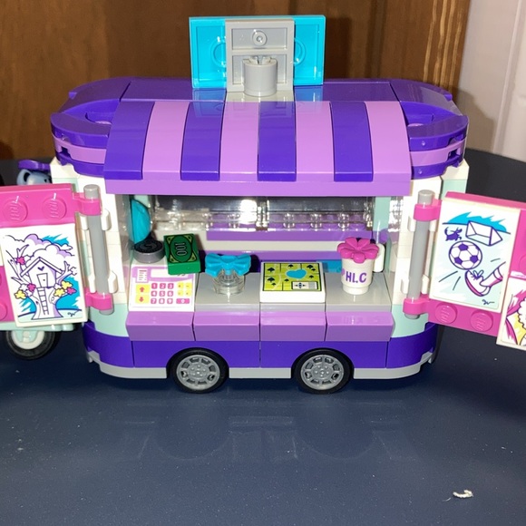 Lego friends building set 41332 Emma’s art stand - Picture 4 of 8